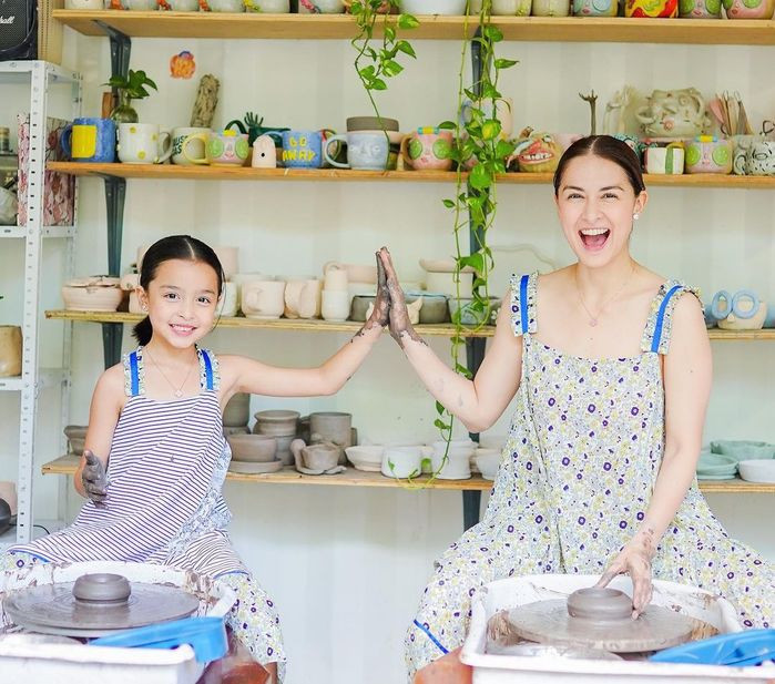 Sống trong 1 gia đình có bố mẹ đều là nghệ sĩ, hơn nữa lại sở hữu nhan sắc trời ban đẹp hết phần thiên hạ, bé Zia và Ziggy đều thừa hưởng toàn bộ những điều kiện này. Bởi vậy cư dân mạng mê đắm Marian và Dingdong 1 thì tình cảm dành cho Zia và Ziggy cũng phải ở mức 2, 3.