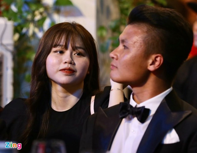 Ở góc nghiêng trong ảnh đăng trên trang cá nhân, Huỳnh Anh không để lộ nọng cằm. Còn trong bức ảnh được phóng viên của nhiều tờ báo chụp có thể thấy cô nàng để lộ điểm yếu.