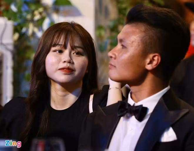 Ở góc nghiêng trong ảnh đăng trên trang cá nhân, Huỳnh Anh không để lộ nọng cằm. Còn trong bức ảnh được phóng viên của nhiều tờ báo chụp có thể thấy cô nàng để lộ điểm yếu.