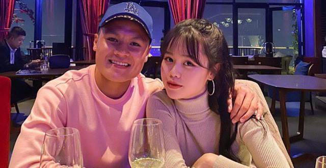 Những ngày qua, bạn gái Quang Hải tên Huỳnh Anh trở thành tâm điểm trên MXH khi vừa công khai với tuyển thủ ĐTQG Việt Nam đã "dính" nhau như hình với bóng. Mới đây, chính cô nàng này là người "kèm sát" Hải "con" ở Lễ trao giải Quả Bóng Vàng Việt Nam 2019.