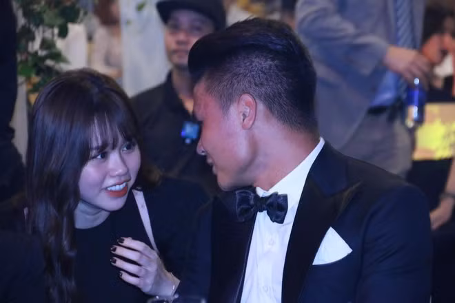 Khoảnh khắc thủ thỉ nhỏ to của Quang Hải và bạn gái trong Lễ trao giải Quả Bóng Vàng Việt Nam 2019.