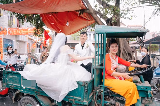 Không chỉ rước dâu bằng phương tiện độc, lạ, ngay cả người lái xe rước dâu cũng là người đặc biệt, đám cưới của cặp đôi Ngọc Huyền (sinh năm 2000) và Tuấn Văn (sinh năm 1997, quê Đông Anh, Hà Nội) nhận được sự chú ý của đông đảo dân mạng.
