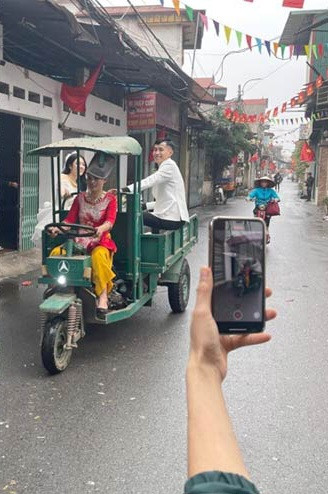 “Đám cưới nổi nhất Đông Anh dạo nọ đây mà. Trực tiếp nhìn mẹ chồng lái xe ba bánh chở con trai – con dâu mới thấy càng ngầu hơn”, “Có phước lắm mới tuyển được người lái xe dâu xịn xò vậy đấy”, một nick name khác chia sẻ dưới hình ảnh bà mẹ chồng tự lái xe ba bánh rước dâu.
