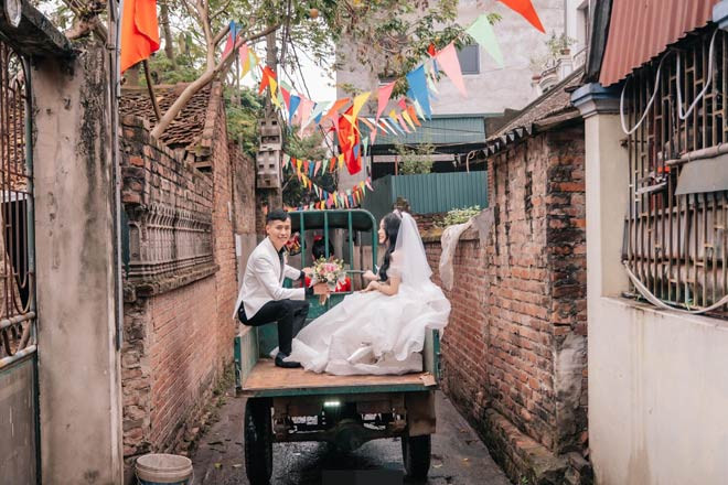 Dáng vẻ lái xe lam chở con trai – con dâu “siêu ngầu” của mẹ chồng khiến dân mạng thích thú.