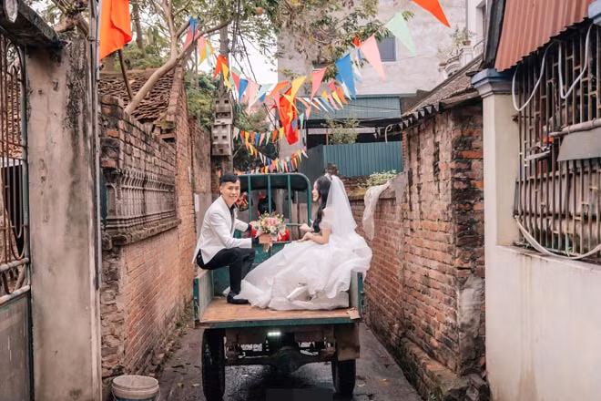 Dáng vẻ lái xe lam chở con trai – con dâu “siêu ngầu” của mẹ chồng khiến dân mạng thích thú.