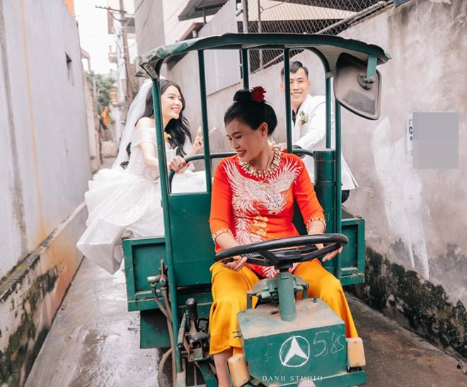 Thay vì rước dâu bằng xe máy hay ô tô, Tuấn Văn rước vợ về dinh bằng xe lam ba bánh. Đặc biệt hơn, người lái xe dâu chính là mẹ chồng, cũng đang mặc áo dài, đi giày cao gót, diện mạo vô cùng chỉn chu trong ngày vui của con trai.