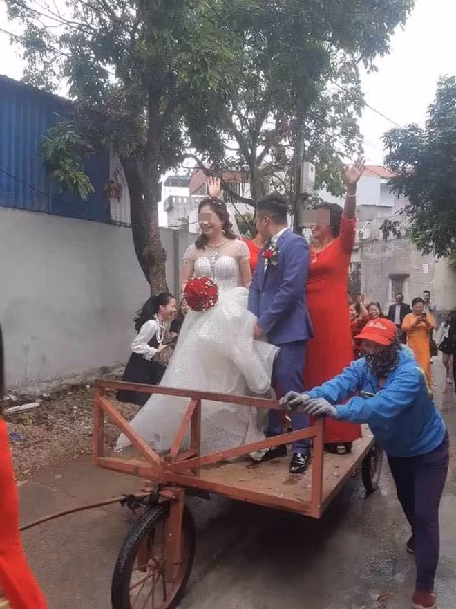 “Mưa đến đâu mát mặt đến đó, mình không dám nói trước tương lai nhưng hiện tại, chồng và gia đình chồng rất tốt với mình. Mình còn trẻ, mới về làm dâu, nhiều việc còn bỡ ngỡ, mẹ chồng chỉ bảo mình tận tình, không gây khó dễ cho con dâu. Ngày trước, mình cũng sợ mối quan hệ mẹ chồng – nàng dâu gặp khúc mắc nhưng lấy về rồi mình mới thấy gia đình chồng tâm lý, mẹ chồng yêu thương nên cuộc sống rất thoải mái”, Ngọc Huyền chia sẻ.