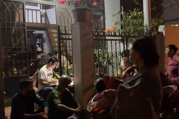 Phat hien thi the nguoi phu nu trong tu the treo co