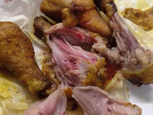 "Cứ ăn chín uống sôi là an toàn nhất các bác nhé. Chứ em nhìn thấy đỏ đỏ như này là hãi lắm" hay "Gà luộc bị đỏ như này còn luộc lại được gà ủ muối mà còn máu thì phải làm sao?"... là bình luận của một số dân mạng.