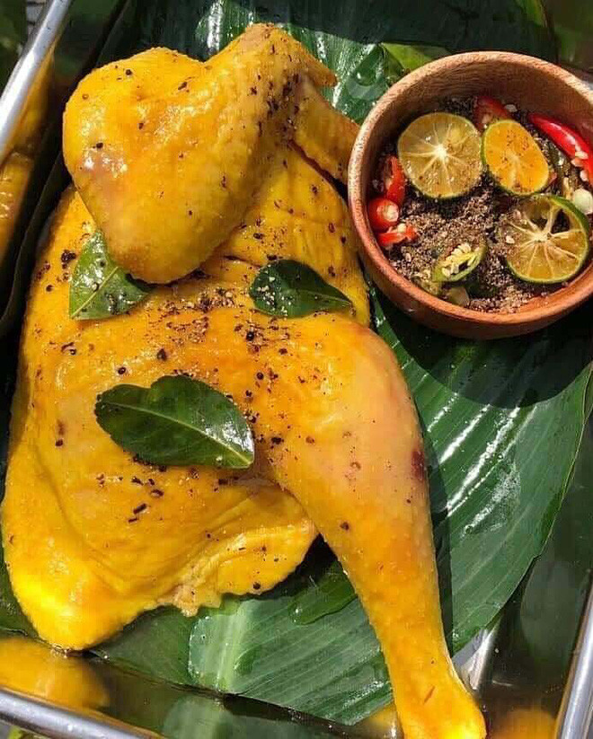 Tuy nhiên, nhiều người cũng phàn nàn vì khi gà ủ muối mua về, khi bổ ra lại xuất hiện hiện tượng "chảy ra 1 chất lỏng màu đỏ".