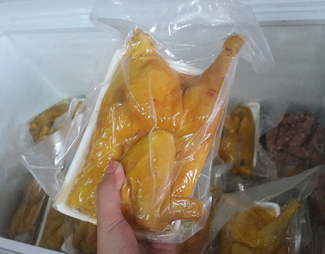 Cụ thể, sau khi nhận hàng cô gái có chặt ra và chứng kiến cảnh tượng thịt còn đỏ trông như vẫn còn sống, chưa chín hẳn.