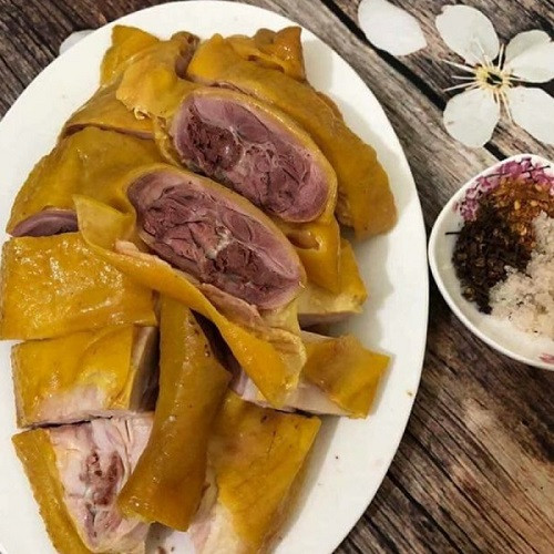 Sau khi đăng tải đoạn clip hỏi dân mạng về món gà ủ muối vừa mua về, cô gái nhận được nhiều lời khuyên của netizen.