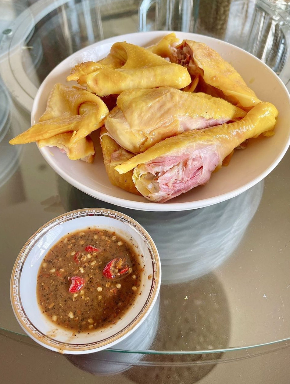 Theo đó, một số dân mạng cho biết để đảm bảo sức khoẻ, bạn nên chọn mua gà ủ muối ở những địa chỉ uy tín, trong siêu thị hoặc những nhà cung cấp có tên tuổi.