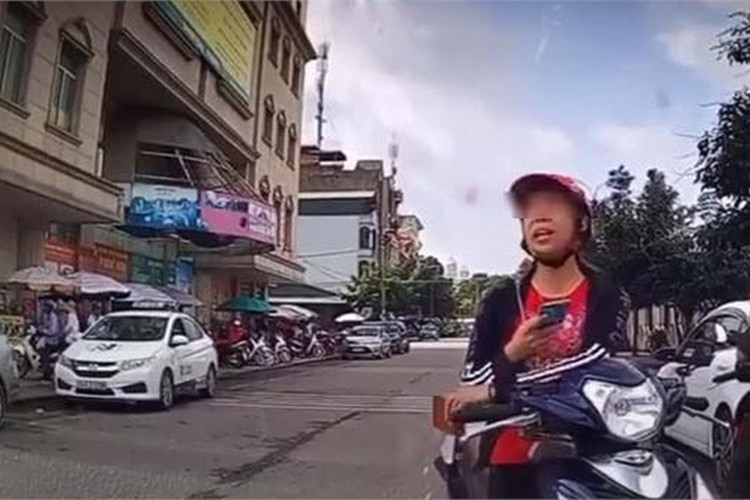 Vậy nên, khi tham gia giao thông người dân cần nâng cao tinh thần tự giác chấp hành luật để tránh gặp tai nạn đáng tiếc cho mình và những người xung quanh.