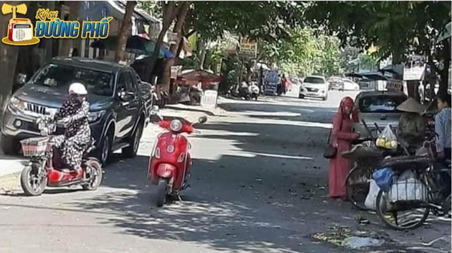 Trước đó, hình ảnh người phụ nữ, ăn mặc kín mít từ đầu xuống chân ngang nhiên dừng xe để mua đồ thu hút sự chú ý.