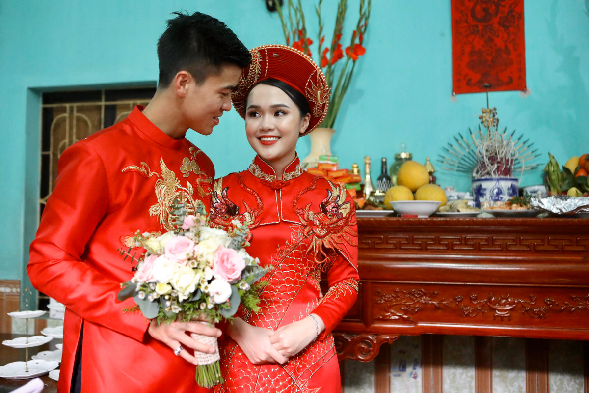 Duy Mạnh và Quỳnh Anh làm lễ tại tư gia của chàng cầu thủ ở Đông Anh.