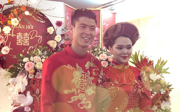 Dù mới chỉ làm đám hỏi nhưng cặp đôi Duy Mạnh và Quỳnh Anh đã từ từ cho dân mạng phát ghen với những hình ảnh vô cùng dễ thương.