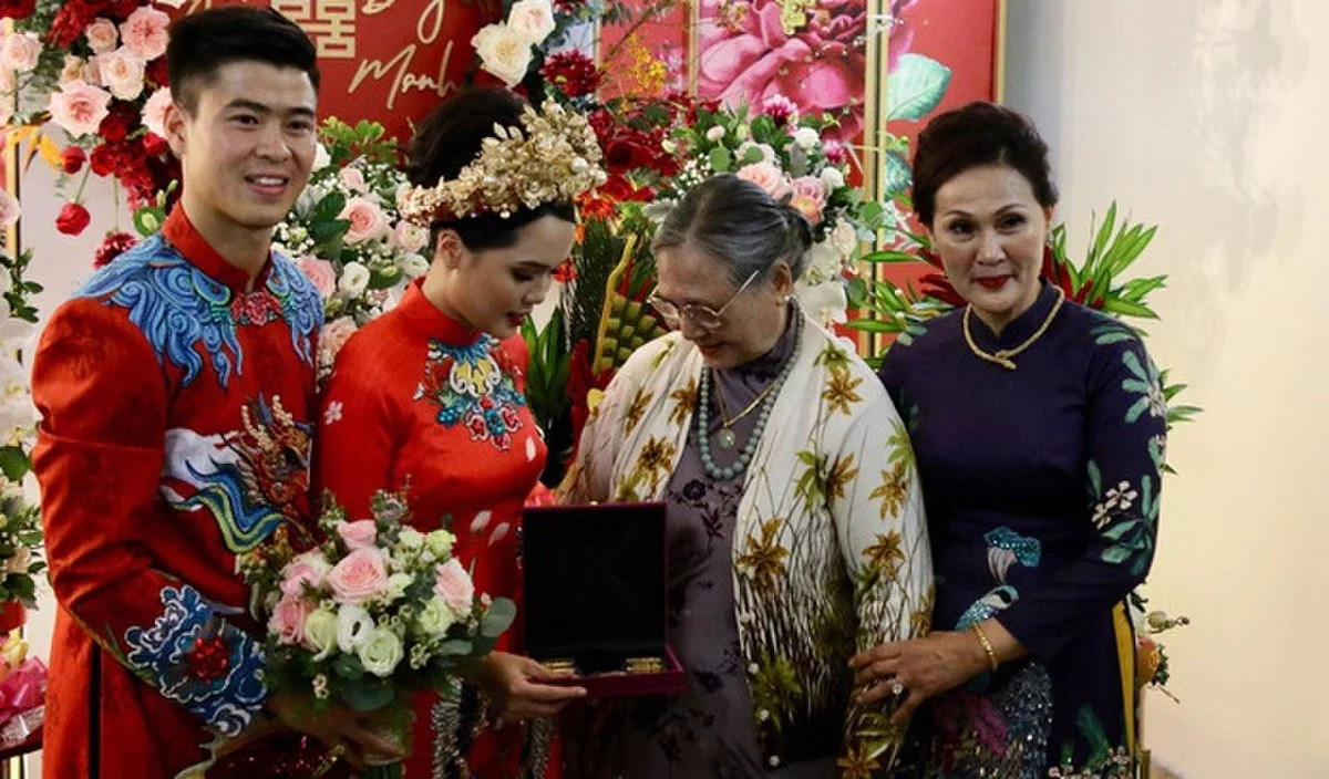 Xem chừng để rước được "công chúa béo" về dinh, Duy Mạnh đã phải vất vả. Nhưng để đưa được nàng về dinh những hình phạt trên đâu có làm khó được chàng cầu thủ.