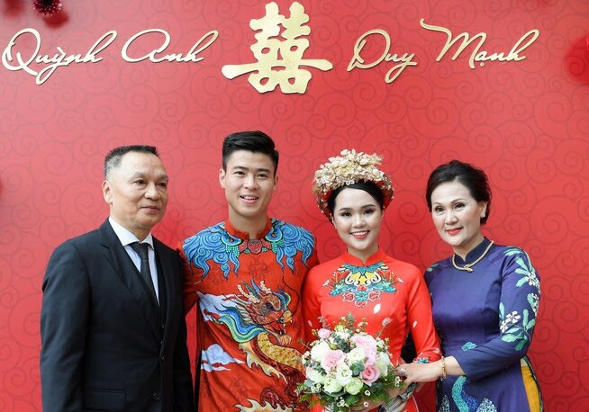 Dù chàng cầu thủ liên tục thanh minh là mình nói nhịu nhưng vẫn không tránh khỏi việc bị phạt hít đất 10 cái ngay trong phòng cô dâu. Mà người nhiệt tình nhất trong việc đòi phạt không ai khác chính là "công chúa béo" Quỳnh Anh.