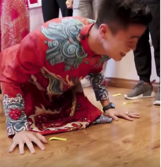 Mới đây, Quỳnh Anh lại thêm một lần nữa cho hội FA tủi thân cực độ khi đăng tải đoạn clip toàn cảnh đám hỏi. Trong đó, đáng chú ý nhất là những thử thách mà nhà gái dành cho nhà trai để chú rể Duy Mạnh có thể đón "công chúa béo" về nhà.