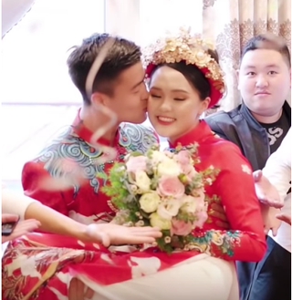 Hôm15/1 vừa qua, cầu thủ Đỗ Duy Mạnh đã làm đám hỏi với cô nàng Nguyễn Quỳnh Anh sau 5 năm yêu nhau. Ngày vui của đôi trẻ khiến nhiều người phải xuýt xoa vì độ hoành tráng, khách mời toàn gương mặt thân quen hay những khoảnh khắc ngọt ngào,...