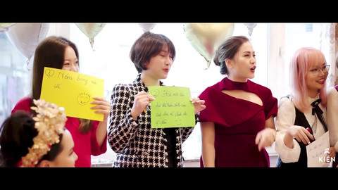 Cụ thể, hội bạn của Quỳnh Anh mỗi người cầm 1 tờ giấy ghi thử thách cho cầu thủ Duy Mạnh và bạn thân anh chàng. Nào là hát một câu hát thể hiện tình cảm của chú rể dành cho cô dâu, nào là vẽ chân dung cô dâu trong vòng 20s,... tất cả những yêu cầu này, chàng cầu thủ đều thực hiện trót lọt.