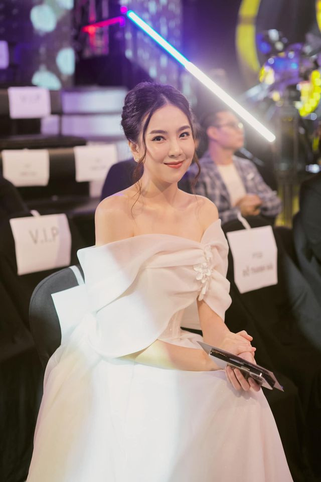 Thay vì lấy chồng sớm hoặc kinh doanh như những hot girl cùng thời thì Mai Ngọc lại về làm việc tại VTV. Từ đó, danh tiếng của cô nàng ngày càng nổi trên mạng xã hội.