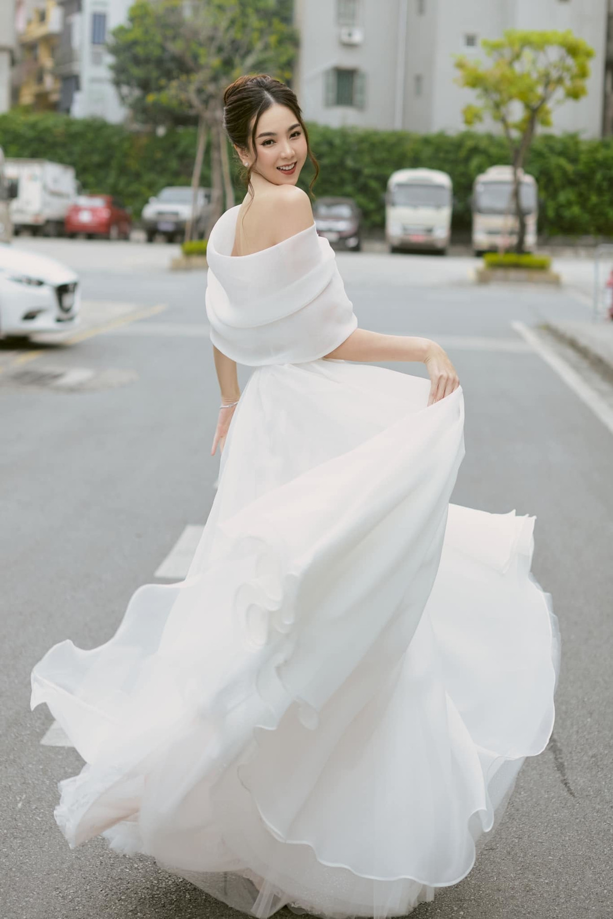 Với tính cách dịu dàng cùng gương mặt xinh lung linh, BTV Mai Ngọc thường chơi chiêu chọn những chiếc váy hơi hướng công chúa một chút.