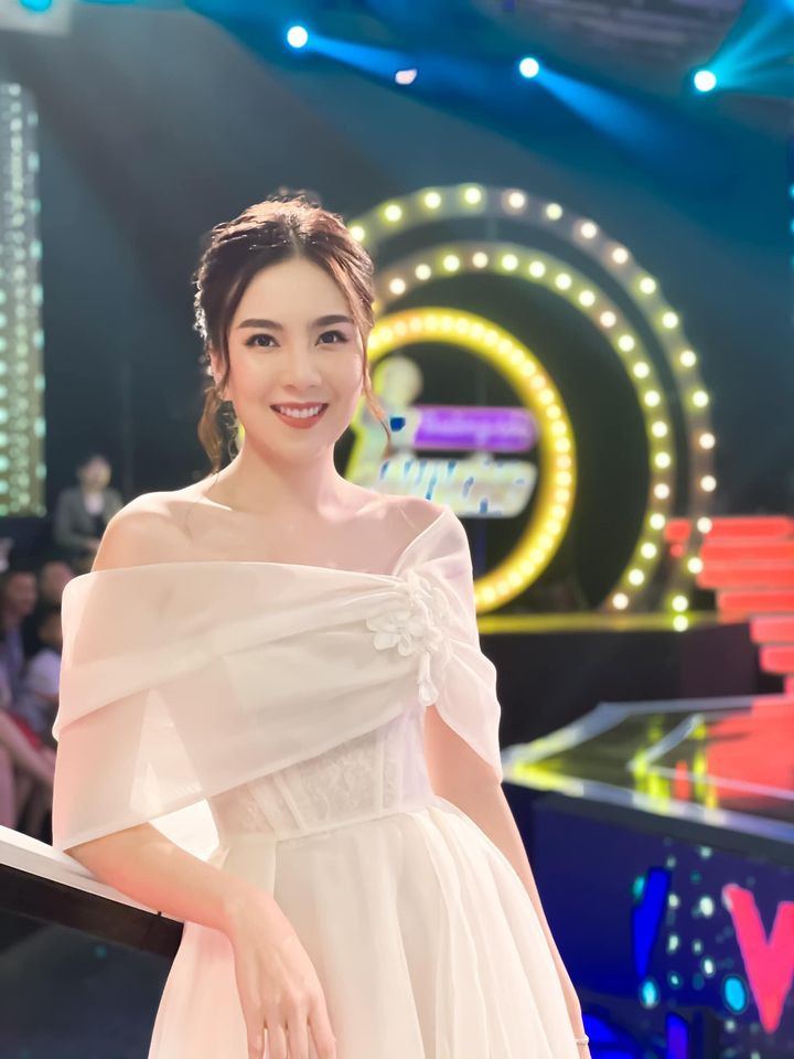 Sở hữu nụ cười rạng rỡ và gương mặt đẹp không góc chết cộng thêm bộ đầm công chúa, nhiều fan còn khẳng định: "Mai Ngọc đích thực là một công chúa đời thường".