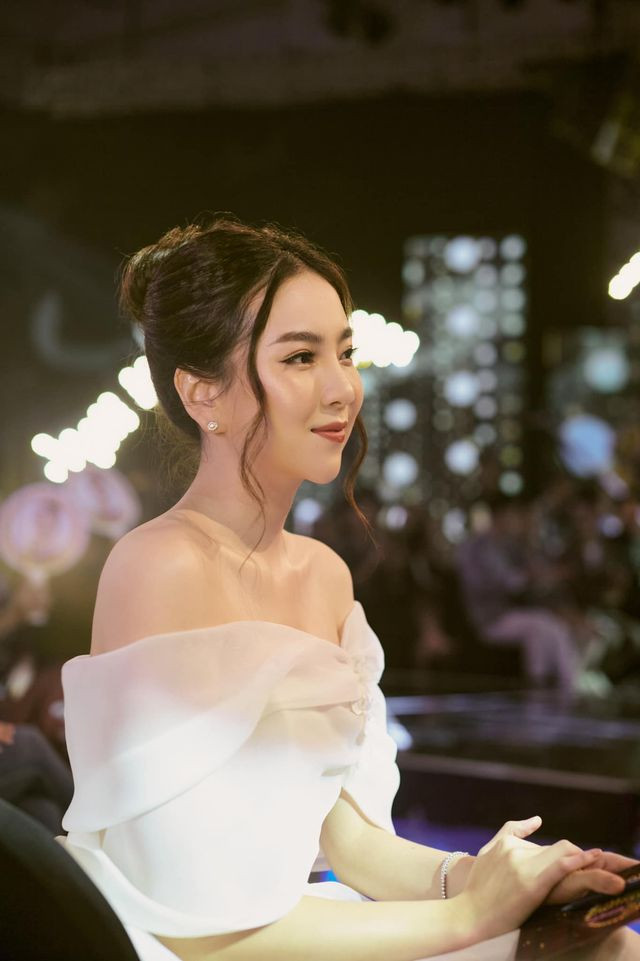 Nhờ khả năng dẫn bản tin thời tiết rất thu hút, Mai Ngọc được khán giả ưu ái gọi là “Cô gái thời tiết”. Cuối năm 2016, BTV đẹp nhất VTV chính thức lên xe hoa cùng bạn trai thiếu gia sau 10 năm yêu nhau.