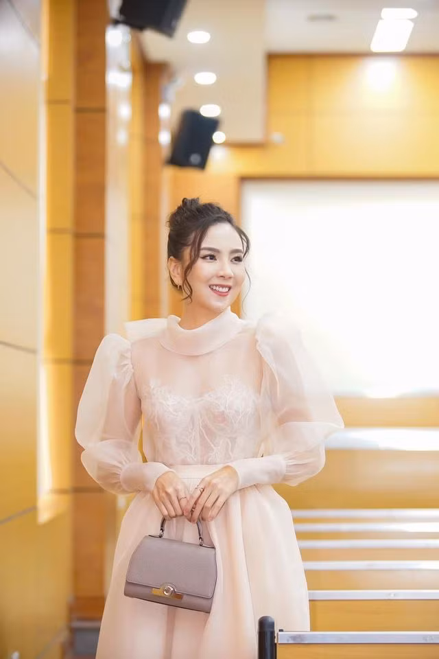 Thành quả của nhiều lần mua sắm của Mai Ngọc là bộ sưu tập hàng hiệu tổng trị giá đến vài tỷ đồng. Trong tủ túi "siêu sang" của BTV VTV có vô vàn những thương hiệu nổi tiếng như LV, Hermes, Dior...