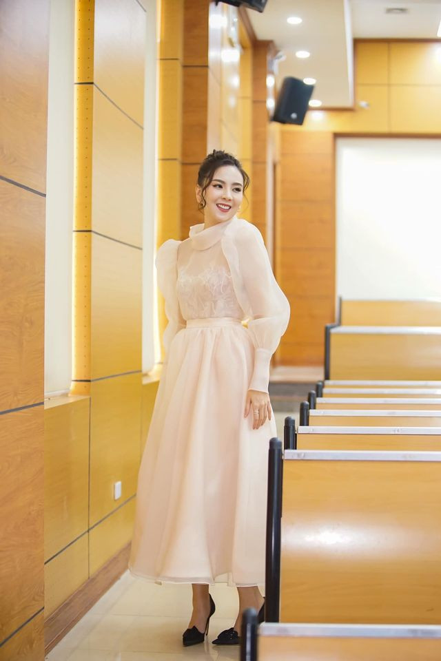 Trong dàn BTV VTV, Mai Ngọc là người chăm dùng hàng hiệu. Bộ sưu tập hàng hiệu của cô từ váy áo, giày dép đến túi xách đều có giá vài chục triệu đồng, nhiều món lên đến hàng trăm triệu.