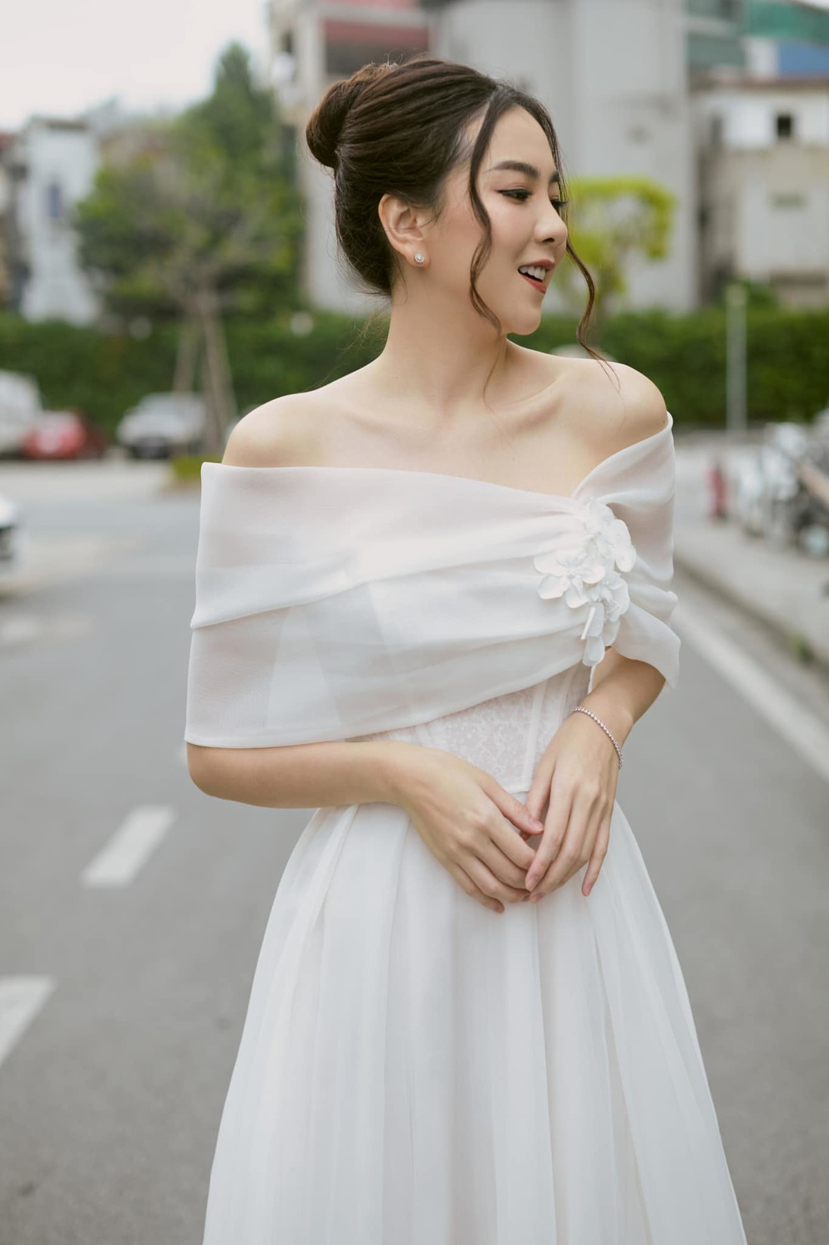 Chiếc váy Mai Ngọc mặc lần này có phần eo được may bó sát tựa chiếc corset và giúp BTV xinh đẹp quyến rũ hơn khi lộ bờ vai trắng mịn.