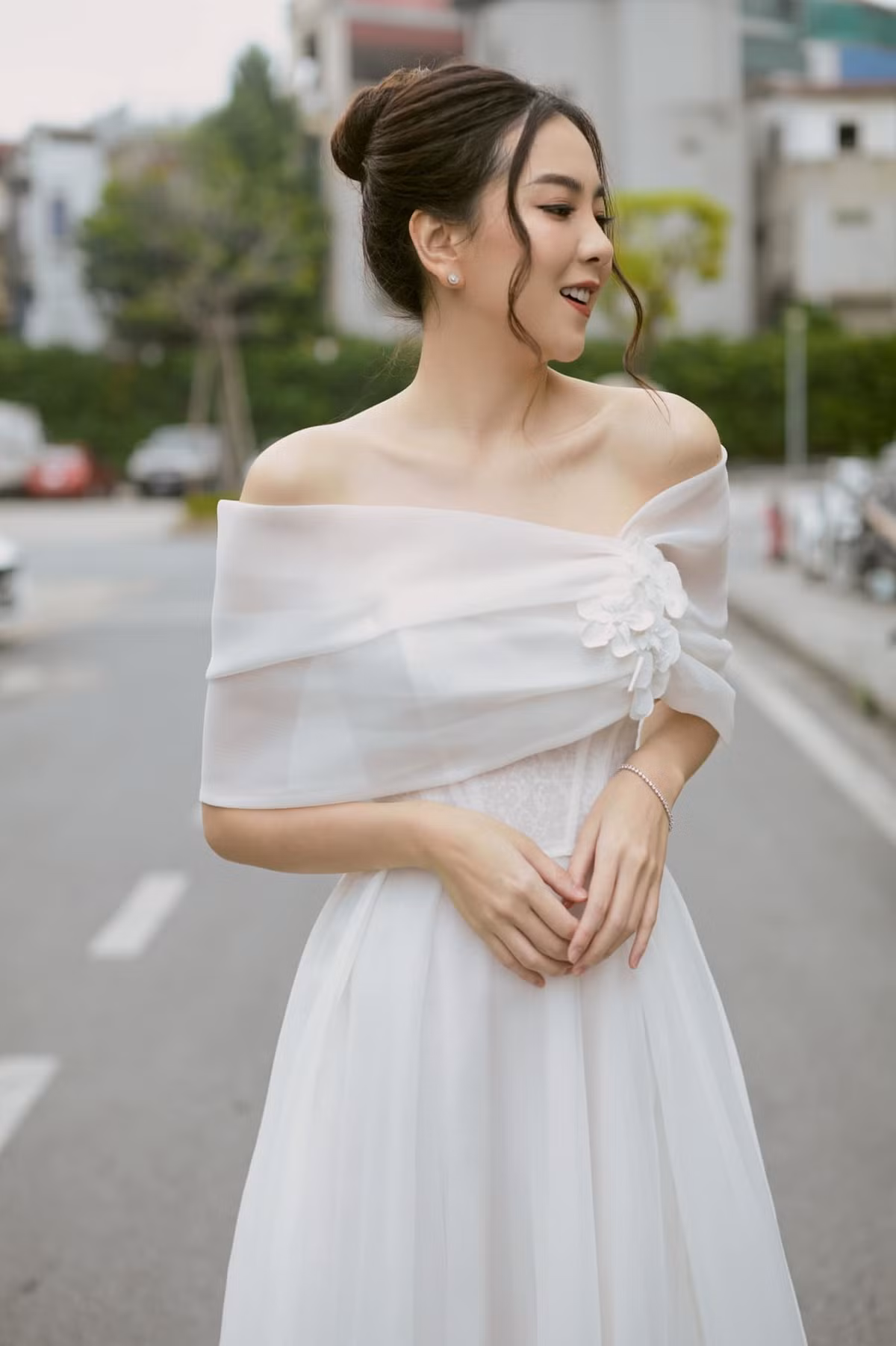 Chiếc váy Mai Ngọc mặc lần này có phần eo được may bó sát tựa chiếc corset và giúp BTV xinh đẹp quyến rũ hơn khi lộ bờ vai trắng mịn.