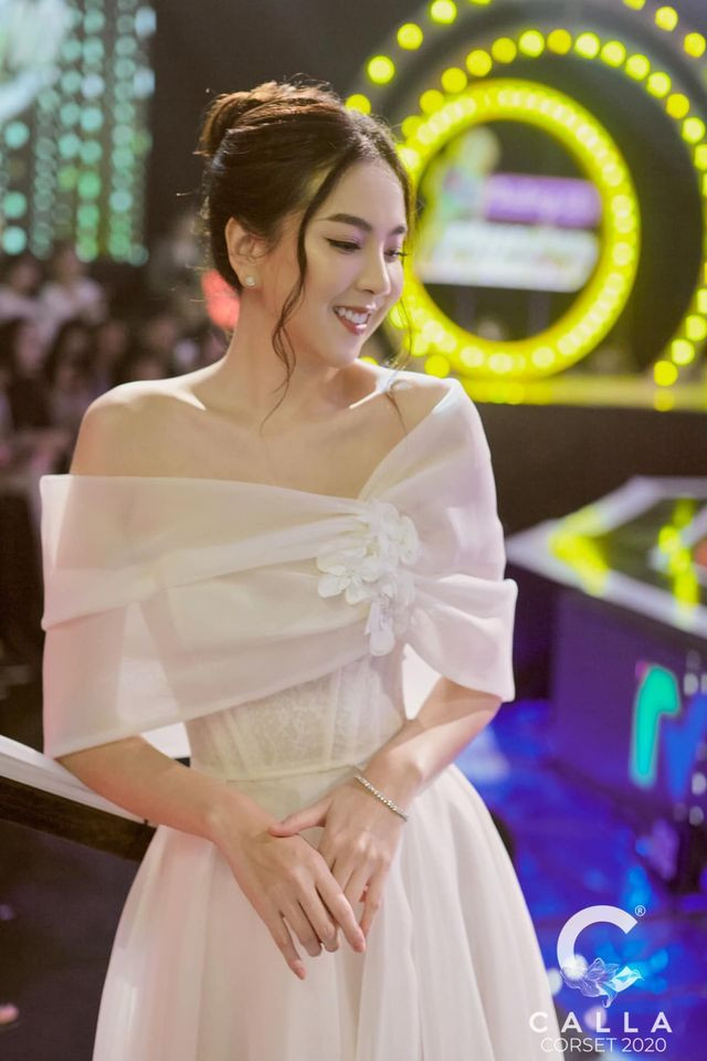 BTV Mai Ngọc sinh ở Hà Nội trong gia cảnh nhung lụa. Cô nhanh chóng nổi bật nhờ vẻ xinh xắn và học thức của mình.