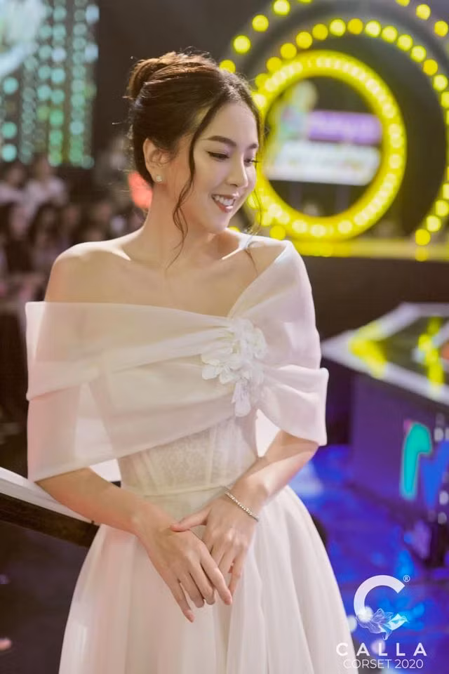 BTV Mai Ngọc sinh ở Hà Nội trong gia cảnh nhung lụa. Cô nhanh chóng nổi bật nhờ vẻ xinh xắn và học thức của mình.