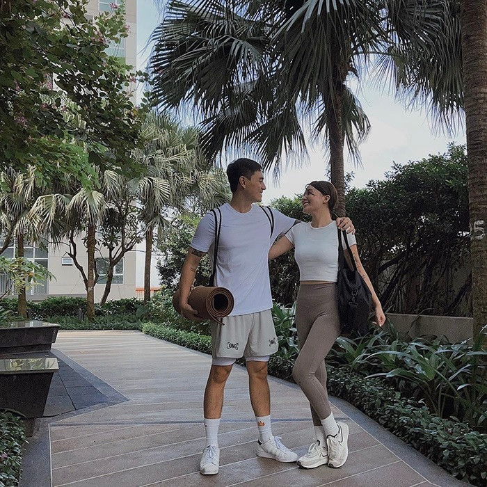 Theo dõi gia đình Cam Cam, nhiều người cũng ngưỡng mộ bởi quá trình khởi nghiệp cùng nhau đi lên từ hai bàn tay trắng của Kiên Hoàng và Heo Mi Nhon. Cặp đôi từng chia sẻ trong một vlog trên trang cá nhân hành trình xây dựng tổ ấm từ căn nhà thuê không có bếp đến khi có được thành công như hiện tại.