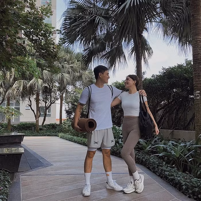 Theo dõi gia đình Cam Cam, nhiều người cũng ngưỡng mộ bởi quá trình khởi nghiệp cùng nhau đi lên từ hai bàn tay trắng của Kiên Hoàng và Heo Mi Nhon. Cặp đôi từng chia sẻ trong một vlog trên trang cá nhân hành trình xây dựng tổ ấm từ căn nhà thuê không có bếp đến khi có được thành công như hiện tại.