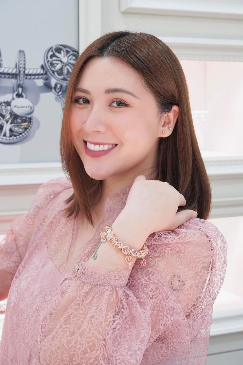 Trước khi trở thành một hot mom nổi đình đám trên mạng xã hội, Heo Mi Nhon cũng từng được biết đến với vai trò hot girl Hà Thành. Cô nàng sinh năm 1991 từng nổi tiếng khi tham gia X-gen và lọt vào vòng 2.