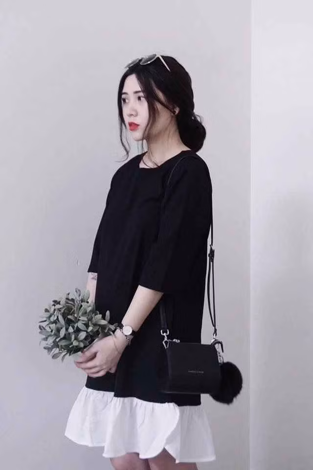 Không ít người đã bình luận mong vợ chồng Kiên Hoàng và Heo Mi Nhon làm vlog chia sẻ bí quyết giảm cân. Dù không tiết lộ đã giảm bao nhiêu khối lượng cơ thể nhưng nhìn hình ảnh mẹ Cam hiện tại có thể thây cô nàng đã gầy đi rất nhiều.