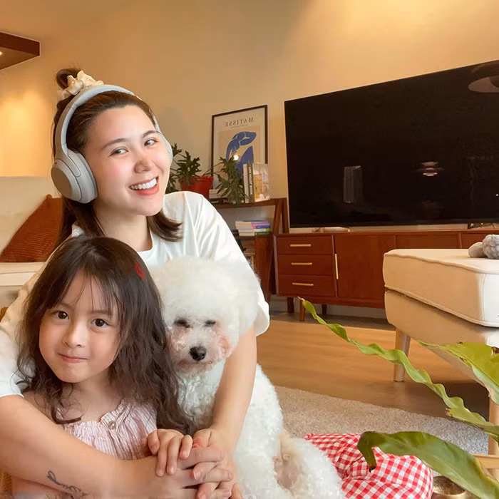 Trên trang cá nhân, Kiên Hoàng cũng thường xuyên chia sẻ khoảnh khắc cả hai vợ chồng cùng nhau tập luyện thể thao. Anh chàng còn hài hước đùa rằng “Có b.éo cùng hưởng, có gầy cùng chia” khiến netizen không khỏi xuýt xoa chồng nhà người ta có giảm cân cũng giảm cùng với vợ.