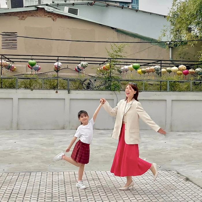 Nhưng thời gian gần đây, khán giả lại thấy Heo Mi Nhon xuất hiện với diện mạo hoàn toàn khác. Không chỉ thay đổi kiểu tóc, ngoại hình của cô nàng cũng "mi nhon" hơn rất nhiều sau màn giảm cân tìm lại chính mình.