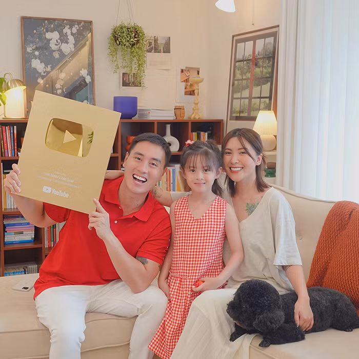 Với những ai yêu thích gia đình Cam Cam chắc chắn sẽ không còn xa lạ gì với cặp vợ chồng Kiên Hoàng và Heo Mi Nhon. Cặp đôi thường xuyên chia sẻ các khoảnh khắc đời thường vui vẻ, hài hước trên trang YouTube cá nhân.