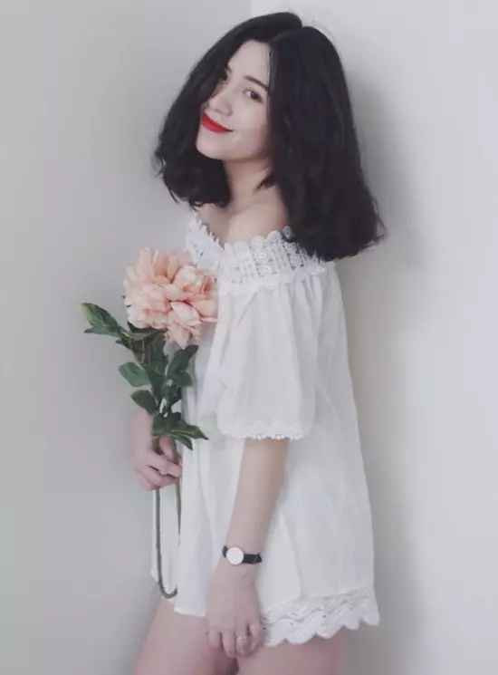 Bà mẹ một con đã tích cực diện các thiết kế bó sát hơn. Đồng thời, mẹ Cam còn thay bằng kiểu tóc layer ngắn vô cùng trẻ trung, cá tính.