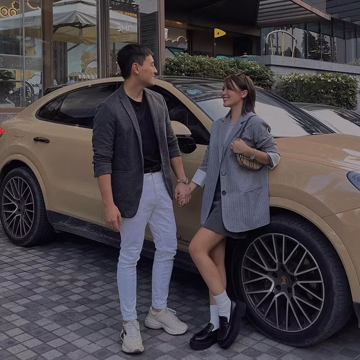 Dù đã kết hôn được 7 năm nhưng Kiên Hoàng và Heo Mi Nhon vẫn vô cùng ngọt ngào như thời mới yêu. Cả hai thường xuyên chia sẻ các khoảnh khắc hạnh phúc bên nhau. Sự xuất hiện của bé Cam cũng khiến cho đôi vợ chồng có thêm sự gắn kết hơn.