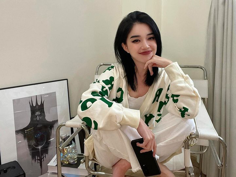 Ngoài ra, Linh Ngọc Đàm còn khoe thêm những bộ trang phục váy dạ hội mà cô tự tay thiết kế trên ứng dụng thời trang.