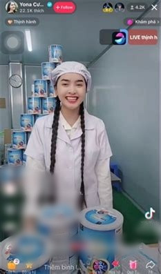 Theo đó, từ tháng 10/2023, trên kênh video của cô gái dân tộc nổi tiếng khắp cõi mạng là Yona Cươn bắt đầu xuất hiện các video quảng cáo sữa Y. và gây tranh cãi. Thời điểm đó, cô nhận về phản ứng trái chiều từ cư dân mạng vì mặc trang phục giống như một nhân viên y tế đứng nhảy trong một nơi như xưởng sản xuất để quảng cáo sữa tăng cân.