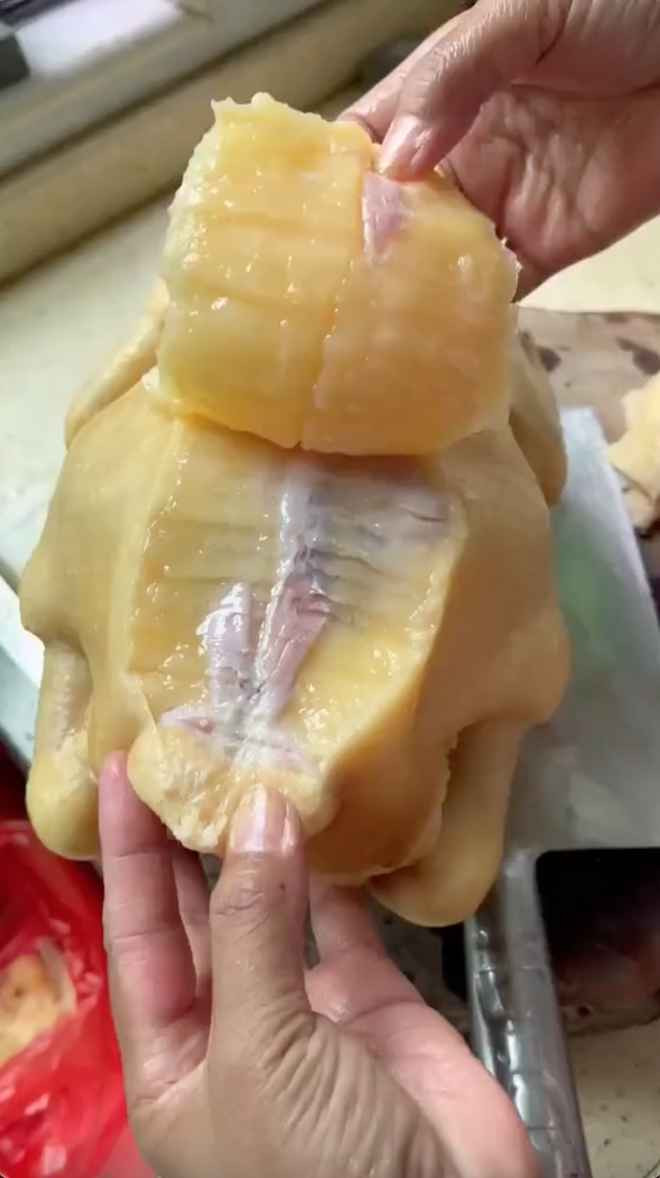 Hình ảnh một con gà luộc với “kết cấu” vô cùng lạ đã thu hút sự chú ý và bàn tán của dân mạng.