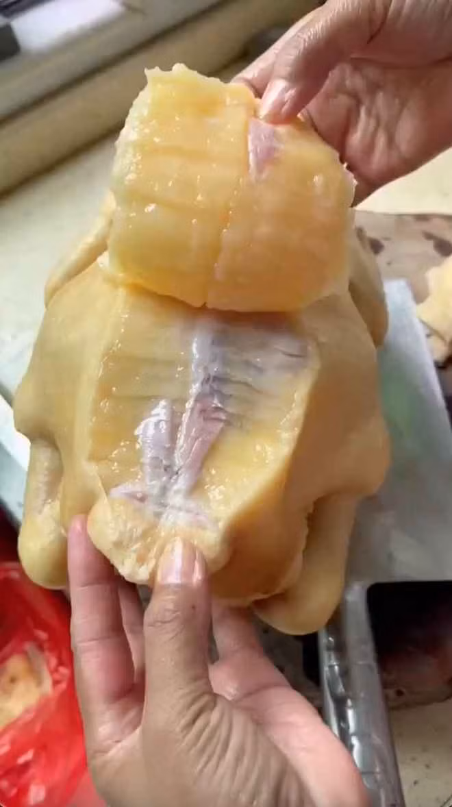 Hình ảnh một con gà luộc với “kết cấu” vô cùng lạ đã thu hút sự chú ý và bàn tán của dân mạng.