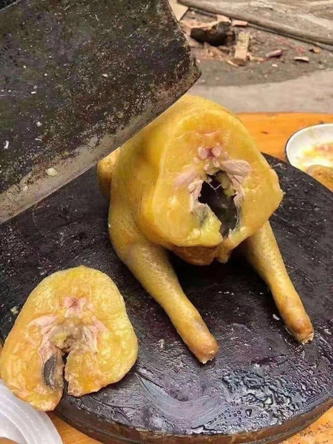 Chú gà đầy mỡ được chia sẻ trong Tế năm nay